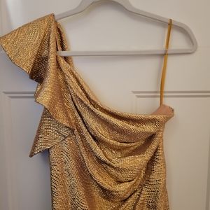 One shoulder evening dress in gold